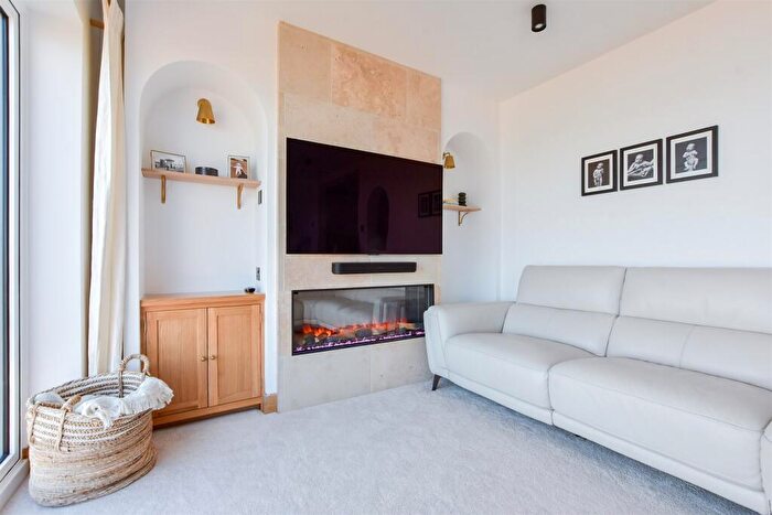 2 Bedroom Apartment For Sale In Eastern Esplanade, Broadstairs, Kent, CT10