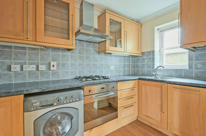 2 Bedroom Flat To Rent In Reading Road, Winnersh, Wokingham, RG41