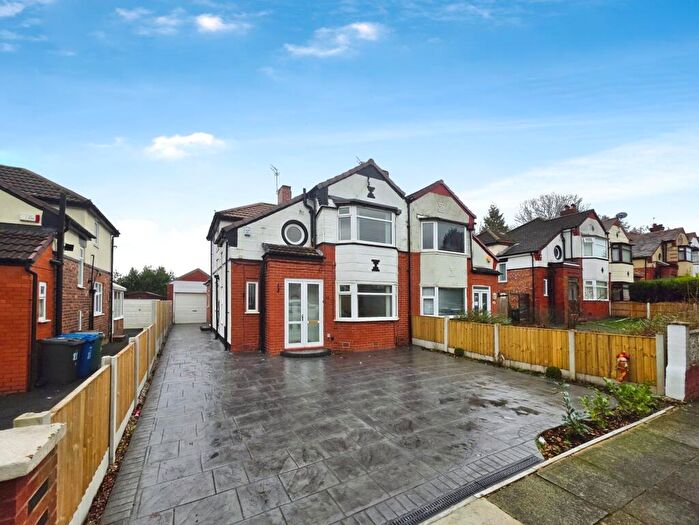 3 Bedroom Semi Detached House For Sale In Edenfield Road, Prestwich, M25