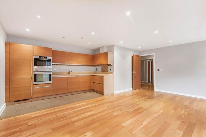 2 Bedroom Flat To Rent In Wendle Square, Battersea, London, SW11