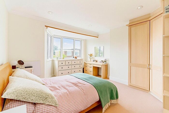 3 Bedroom Flat To Rent In South Bank, Surbiton, KT6