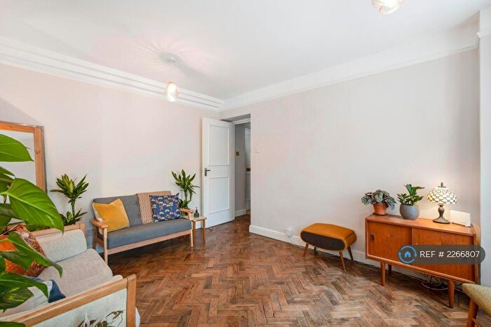 1 Bedroom Flat To Rent In The Cloisters, London, E1