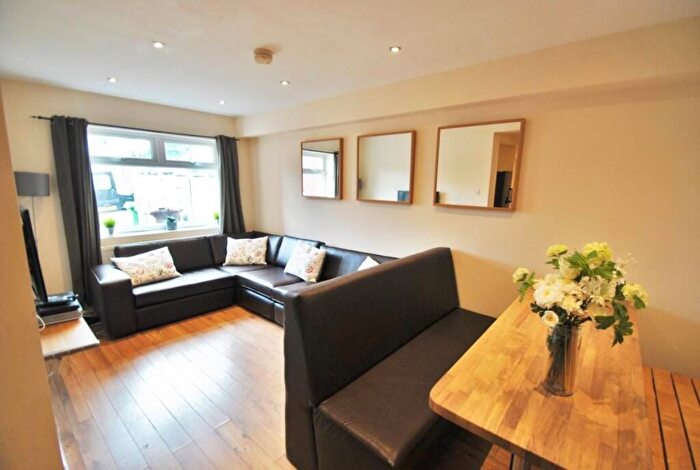 8 Bedroom House To Rent In Edgeworth Drive, Manchester, M14