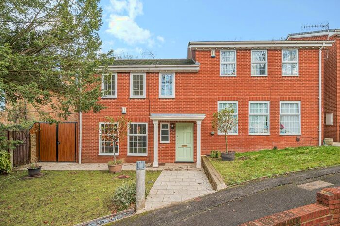 4 Bedroom Semi-Detached House To Rent In Harrow, HA1