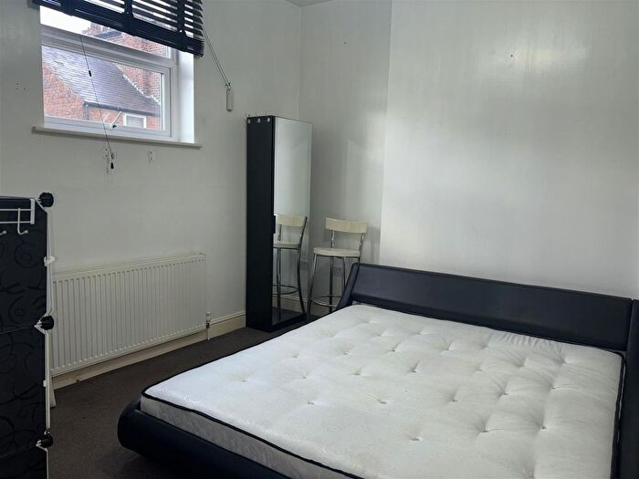 2 Bedroom Flat To Rent In Farmside Place, Manchester, M19