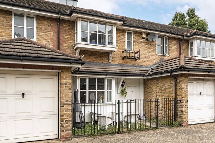 3 Bedroom Property To Rent In Cottesloe Mews, Cottesloe Mews, SE1