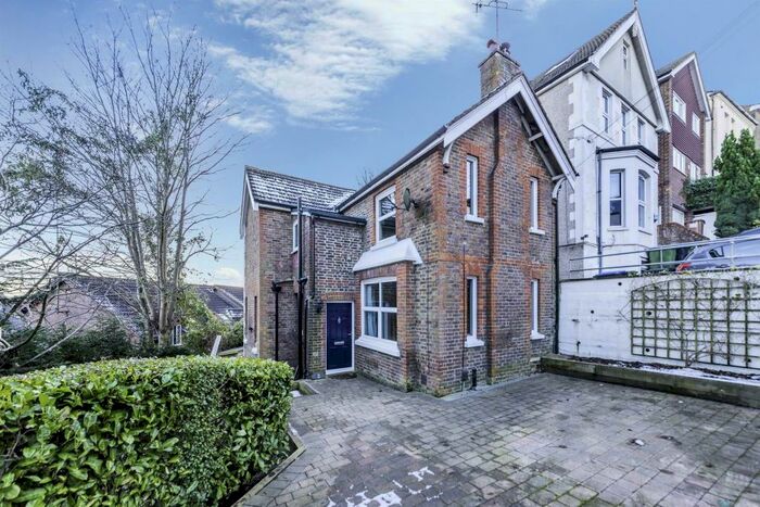 3 Bedroom Detached House To Rent In Grovehill Road, Redhill, RH1