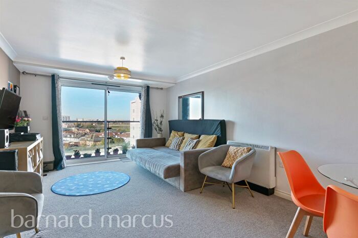 2 Bedroom Flat For Sale In Tilley Road, Feltham, TW13