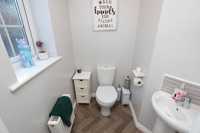 3 Bedroom Semi-Detached House For Sale In Windmill Close, Barnsley, S70