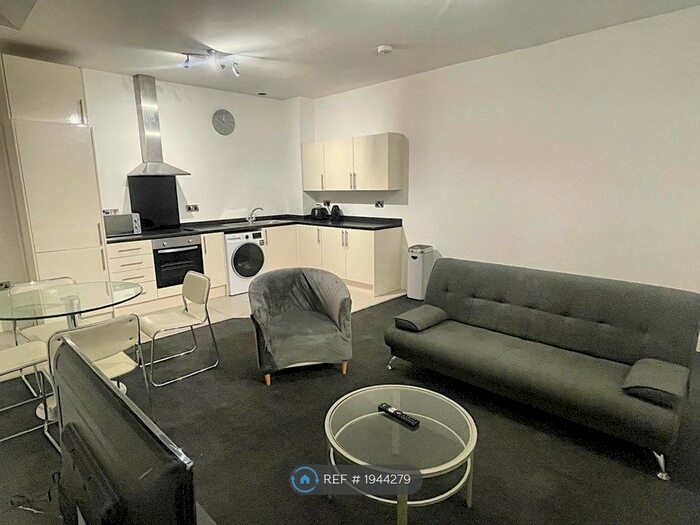 2 Bedroom Flat To Rent In Manchester, Manchester, M5