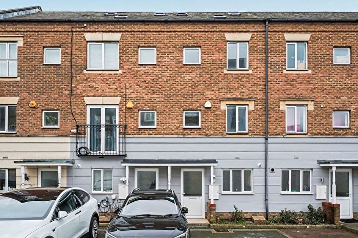 6 Bedroom Terraced House For Sale In Chapman Place, London, N4