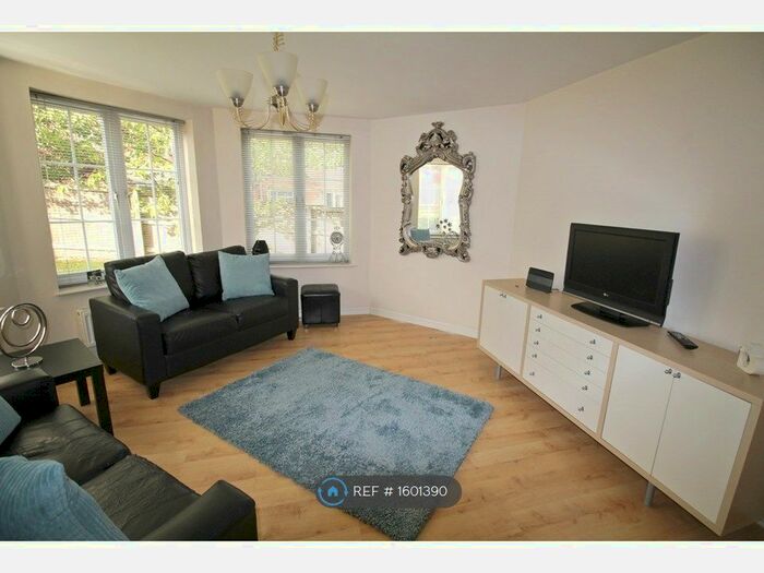 3 Bedroom Flat To Rent In Addy Close, Balby, Doncaster, DN4