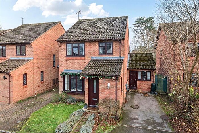 3 Bedroom Link Detached House For Sale In Heather Close, Finchampstead, Berkshire, RG40