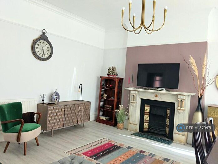 2 Bedroom Flat To Rent In Crabton Close Road, Bournemouth, BH5