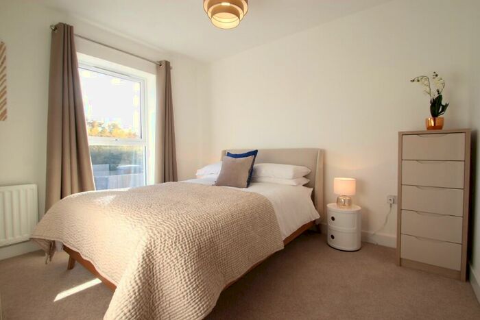 2 Bedroom Apartment To Rent In Holmbush Mews, RH12