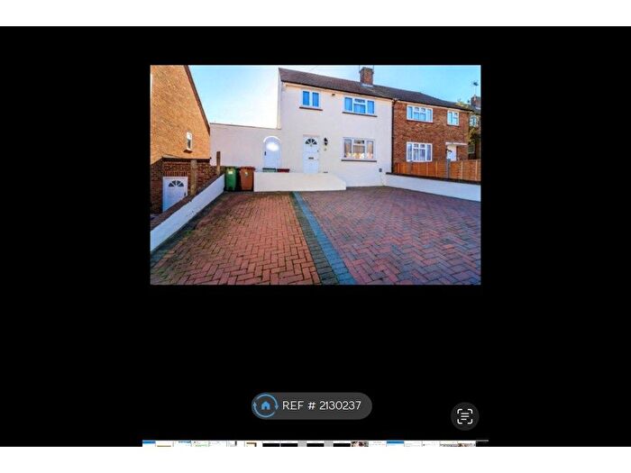 3 Bedroom Semi-Detached House To Rent In Chiltern Close, Bexleyheath, DA7