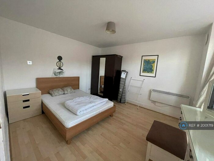 2 Bedroom Flat To Rent In Eton Road, Ilford, IG1