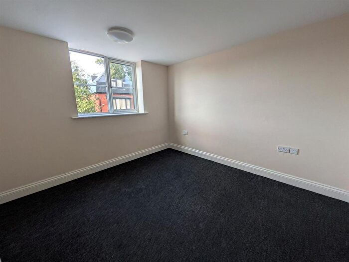2 Bedroom Flat To Rent In Flat, Combo Mount, Breckhill Road, NG3