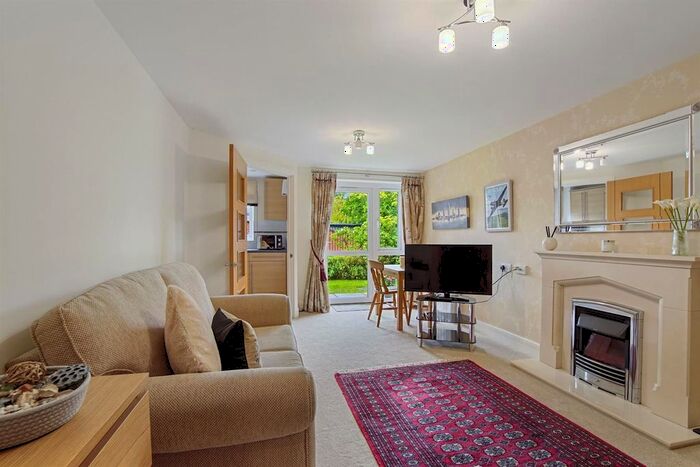 2 Bedroom Flat For Sale In Eadhelm Court, Penlee Close, Edenbridge, TN8