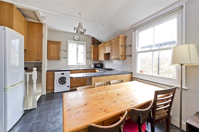 3 Bedroom Maisonette To Rent In Collingbourne Road, Shepherd's Bush, W12