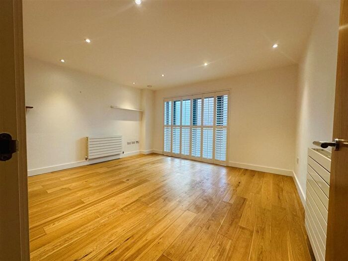 2 Bedroom Flat To Rent In Gaol Ferry Steps, Bristol, BS1