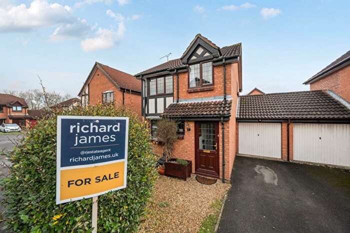 3 Bedroom Link Detached House For Sale In Bindon Close, Grange Park, Swindon, SN5