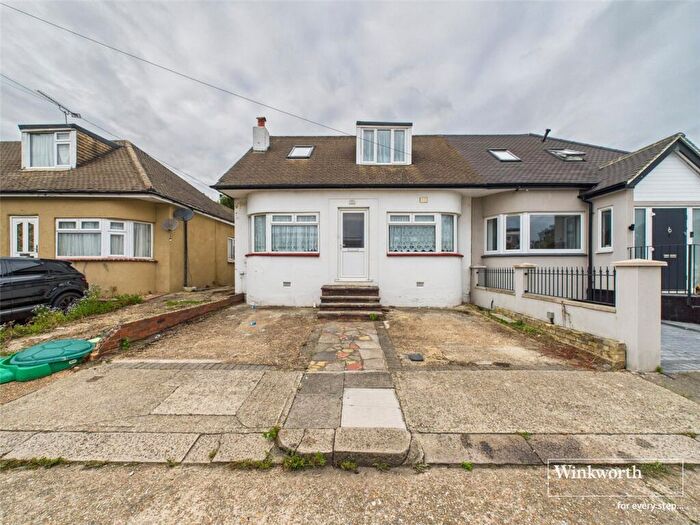 4 Bedroom Bungalow To Rent In Hillway, London, NW9