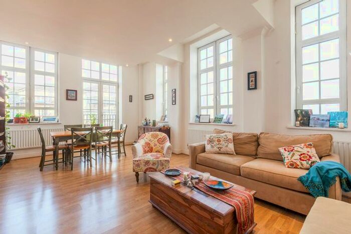 2 Bedroom Flat To Rent In Ferndale Road, Clapham, London, SW4