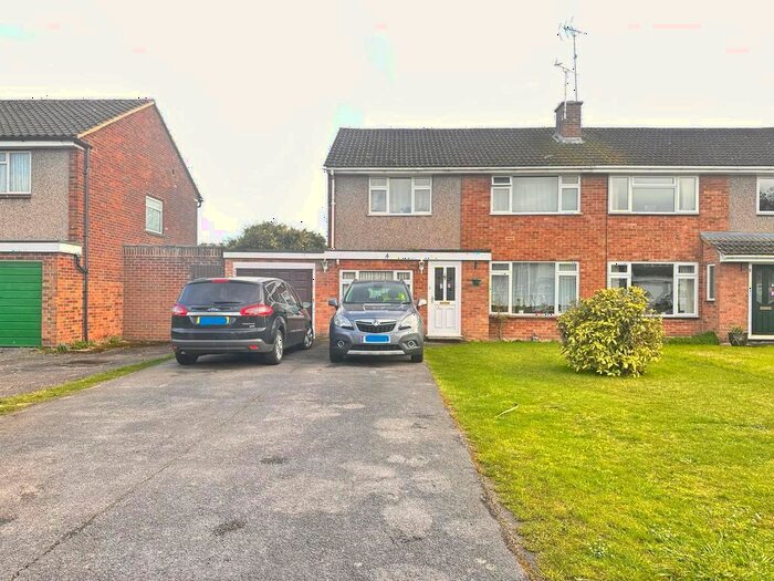 4 Bedroom Semi-Detached House To Rent In Ambleside Close, Woodley, Reading, RG5