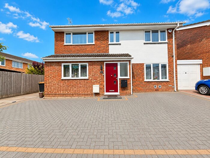 4 Bedroom Link Detached House For Sale In Aidans Close, Dunstable, LU6