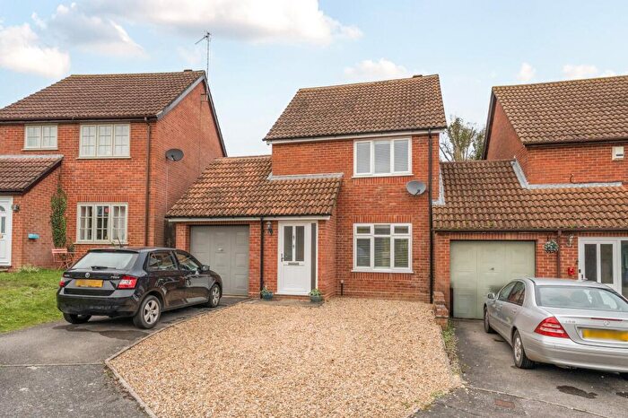 2 Bedroom Link Detached House For Sale In Burgess Close, Odiham, RG29