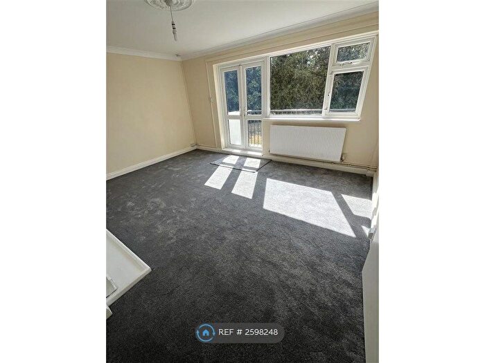 2 Bedroom Maisonette To Rent In Danbury Down, Basildon, SS14