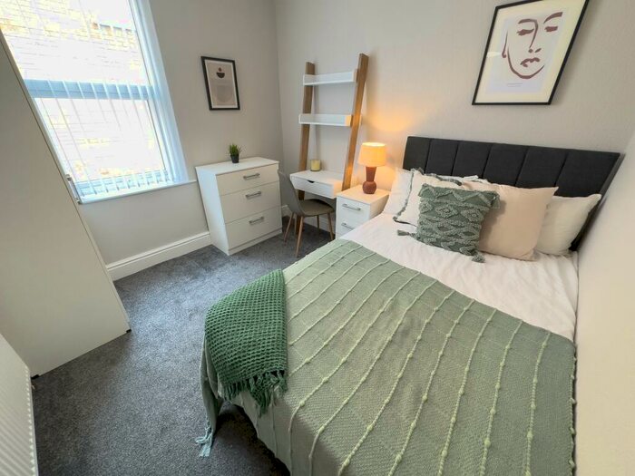 4 Bedroom House To Rent In Connaught Road, L7