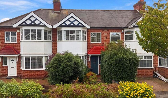 3 Bedroom House For Sale In Colvin Gardens, Wanstead, E11