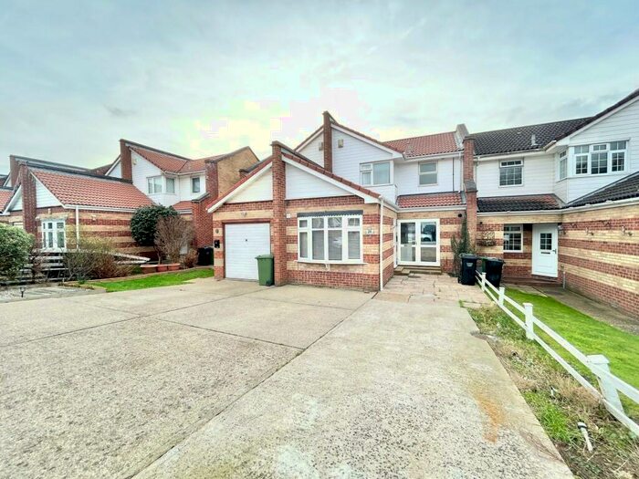 3 Bedroom Link Detached House To Rent In Southview Park, Basildon, SS16