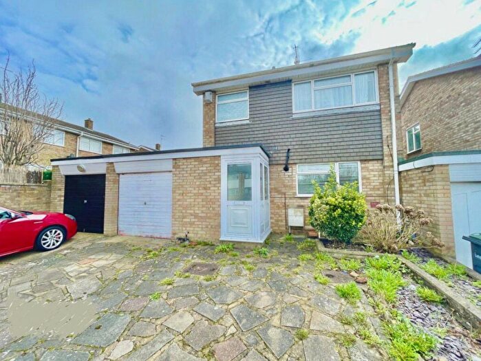 3 Bedroom Detached House For Sale In Redgrave Gardens, Luton, Bedfordshire, LU3