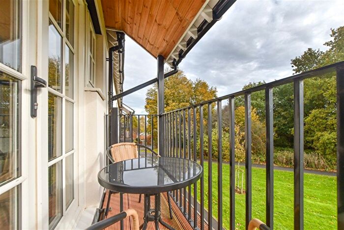 2 Bedroom Flat For Sale In Three Fields Road, Tenterden, Kent, TN30