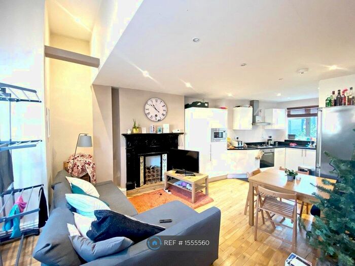 3 Bedroom Flat To Rent In Cavendish Road, London, SW12