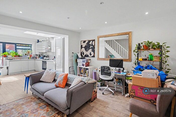 3 Bedroom Maisonette To Rent In Newington Green Road, London, N1