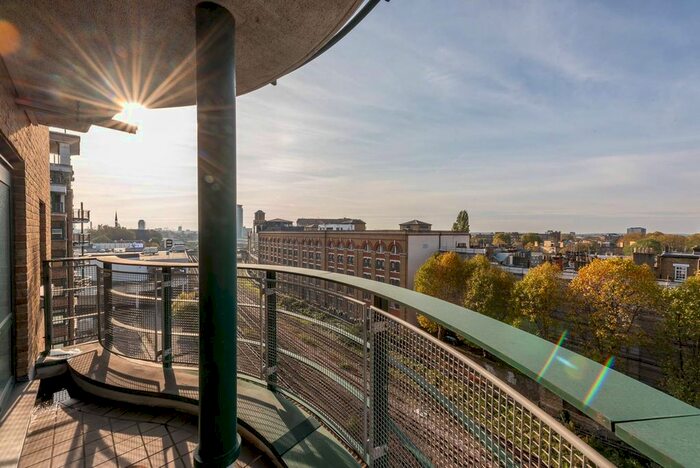 2 Bedroom Flat To Rent In Kensington Westside, Earls Court, London, W14