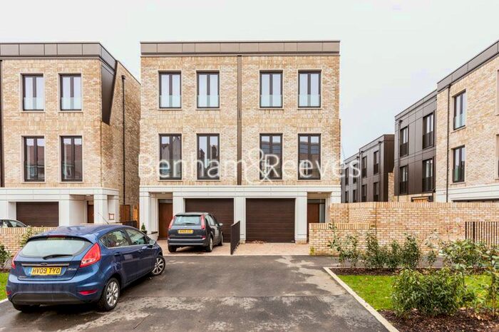 3 Bedroom Town House To Rent In Henry Darlot Drive, Millbrook Park, NW7
