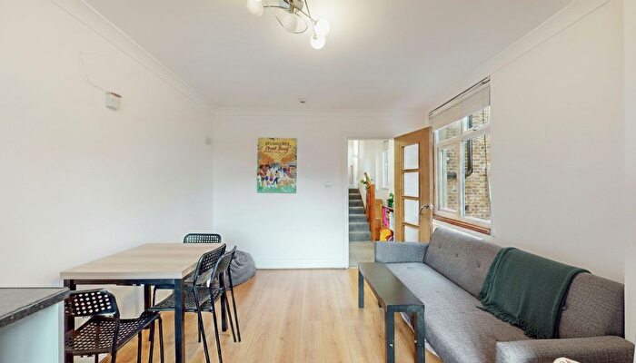 3 Bedroom Flat To Rent In Kilburn Lane, London, W9