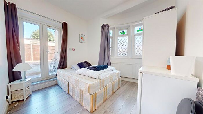 1 Bedroom Property To Rent In Donnington Road, London, NW10