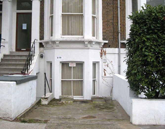 Terraced House To Rent In Hammersmith Grove, London, W6
