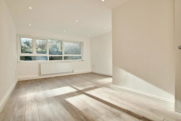 2 Bedroom Flat To Rent In Warham Road, South Croydon, CR2