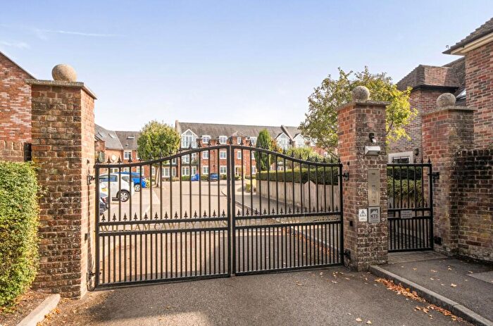 3 Bedroom Flat For Sale In Broyle Road, Chichester, PO19