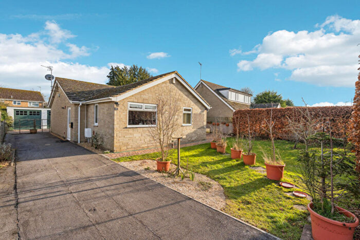 4 Bedroom Detached Bungalow For Sale In Plough Close, Shillingford, OX10