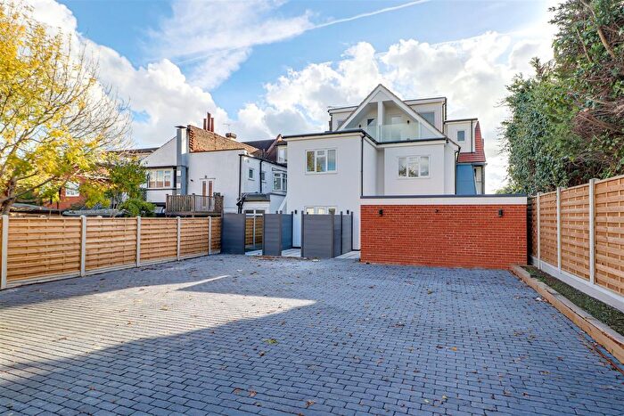 2 Bedroom Flat For Sale In London Road, Leigh-On-Sea, SS9