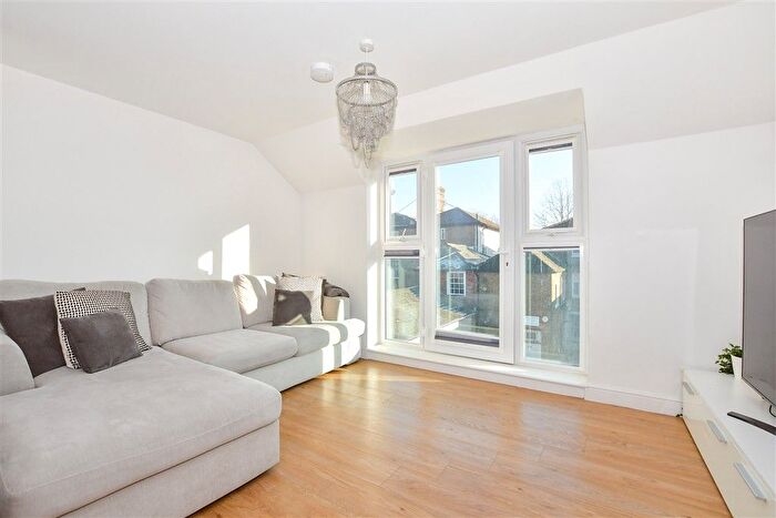 2 Bedroom Flat For Sale In Queen Anne Road, Maidstone, Kent, ME14