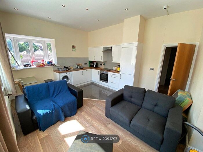 2 Bedroom Flat To Rent In North Hill Road, Leeds, LS6